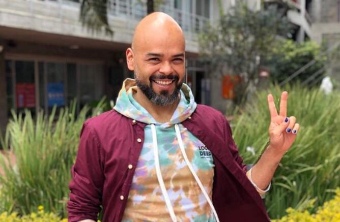 El presentador está de vacaciones fuera de Colombia.