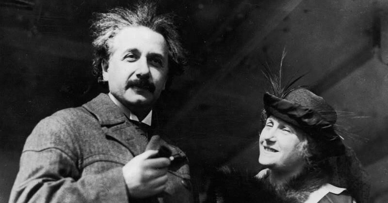 Einstein (1879 - 1955) con su esposa Elsa, circa 1921. Crédito: Topical Press Agency/Getty Images.