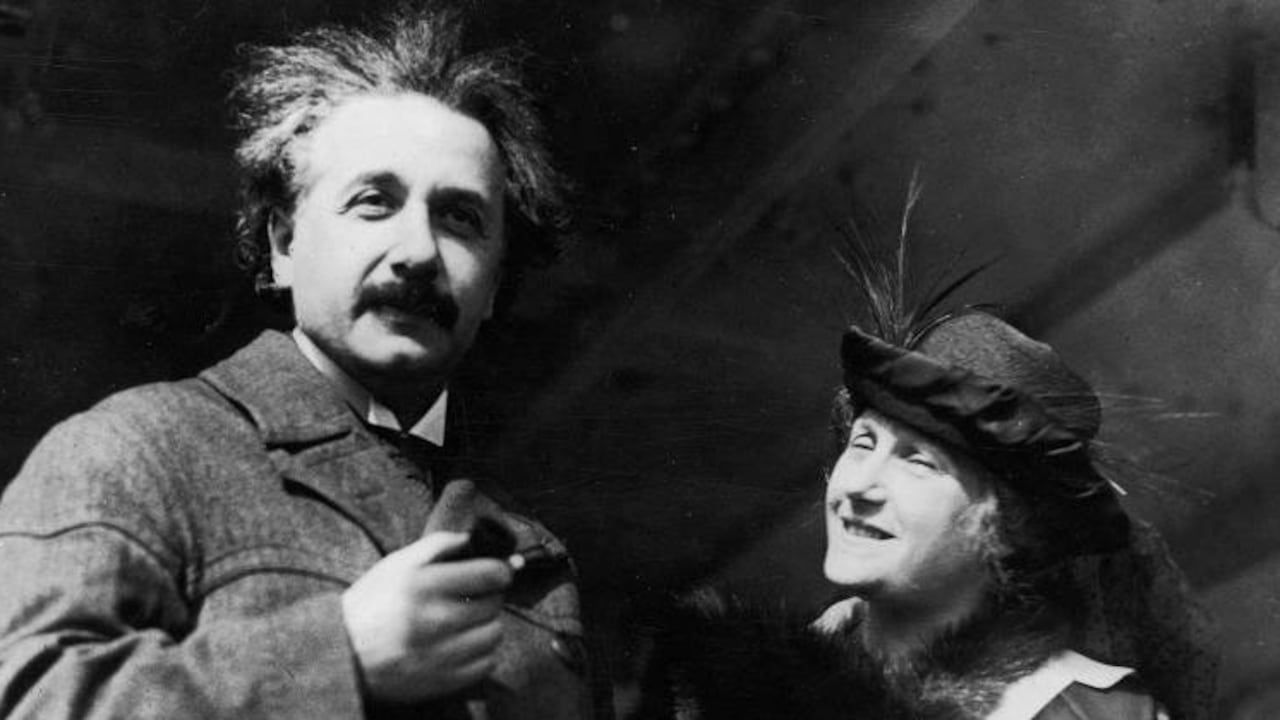 Einstein (1879 - 1955) con su esposa Elsa, circa 1921. Crédito: Topical Press Agency/Getty Images.