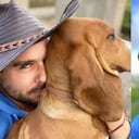 Sebastián Caicedo junto a su perro Capuchino.