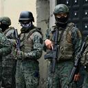 Soldados que respaldan a las fuerzas policiales hacen guardia frente a la prisión El Inca en Quito