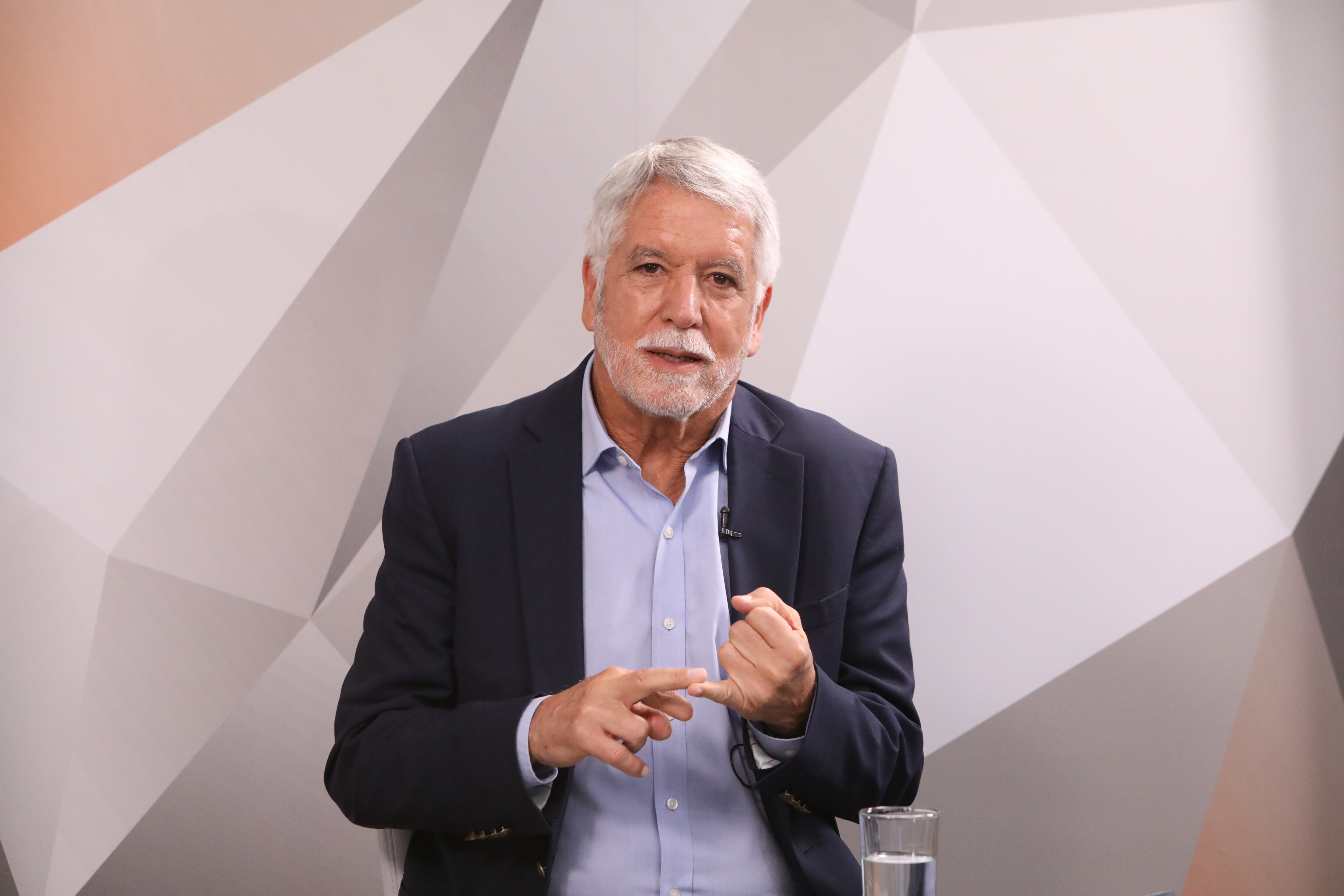 El Debate, entrevista a Enrique Peñalosa precandidato presidencial.