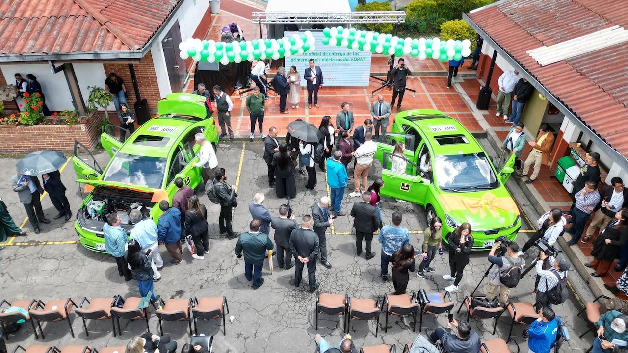 Fueron entregados los primeros taxis eléctricos del programa FOPAT.
