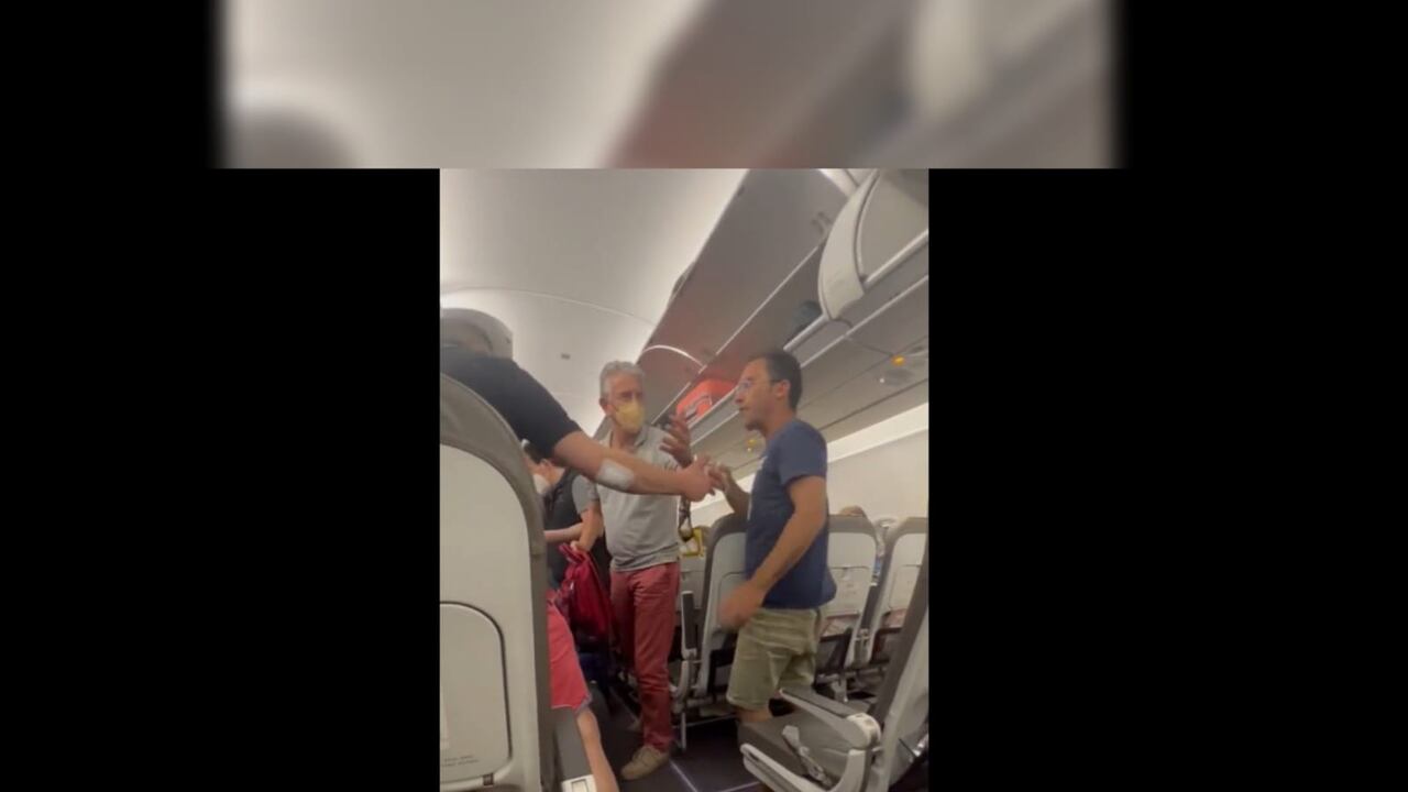 Pasajeros se fueron a los puños en avión | Video de Twitter The Lord Zybach @zybach717