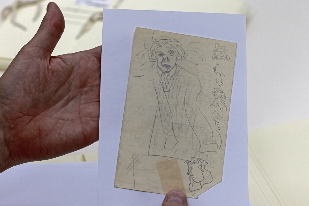 Un dibujo del escritor Franz Kafka se expone en la Biblioteca Nacional de Israel en Jerusalén, el 31 de mayo de 2021. Foto: de Menahem Kahana / AFP