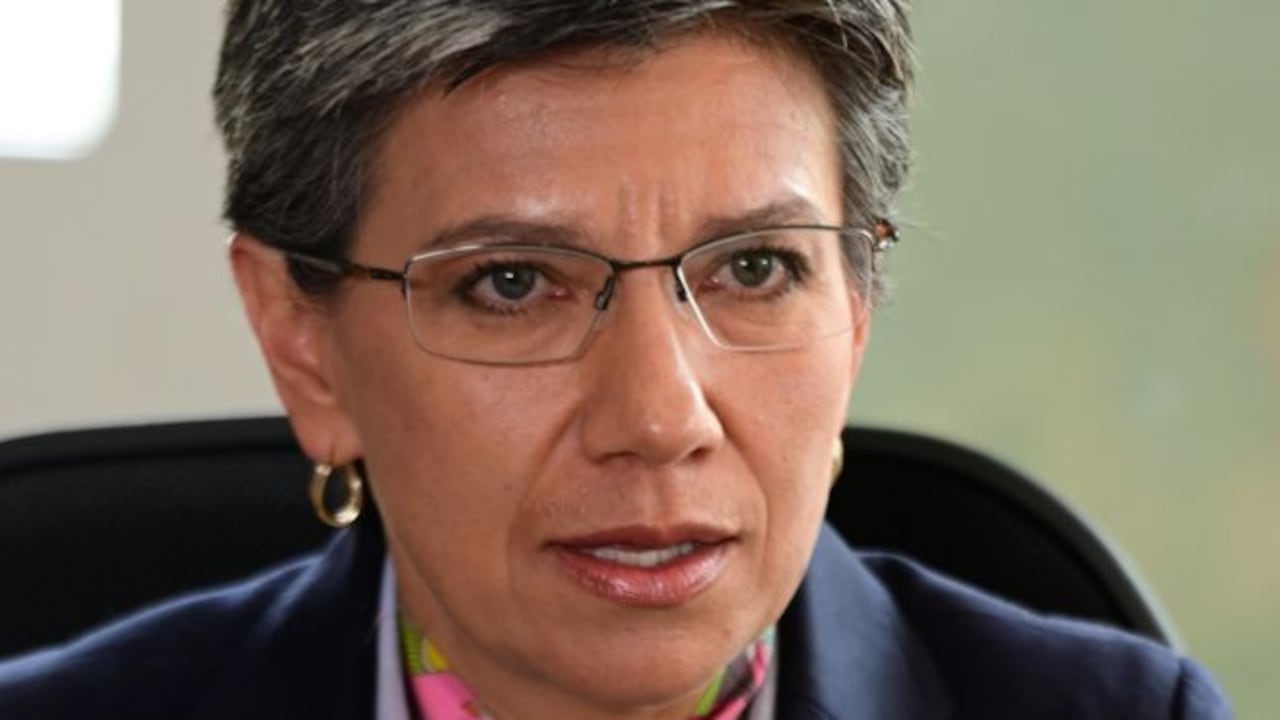 Claudia López tiene un apoyo poco frecuente para alcaldes en Bogotá. Pero la clase política la critica desde izquierda y derecha.