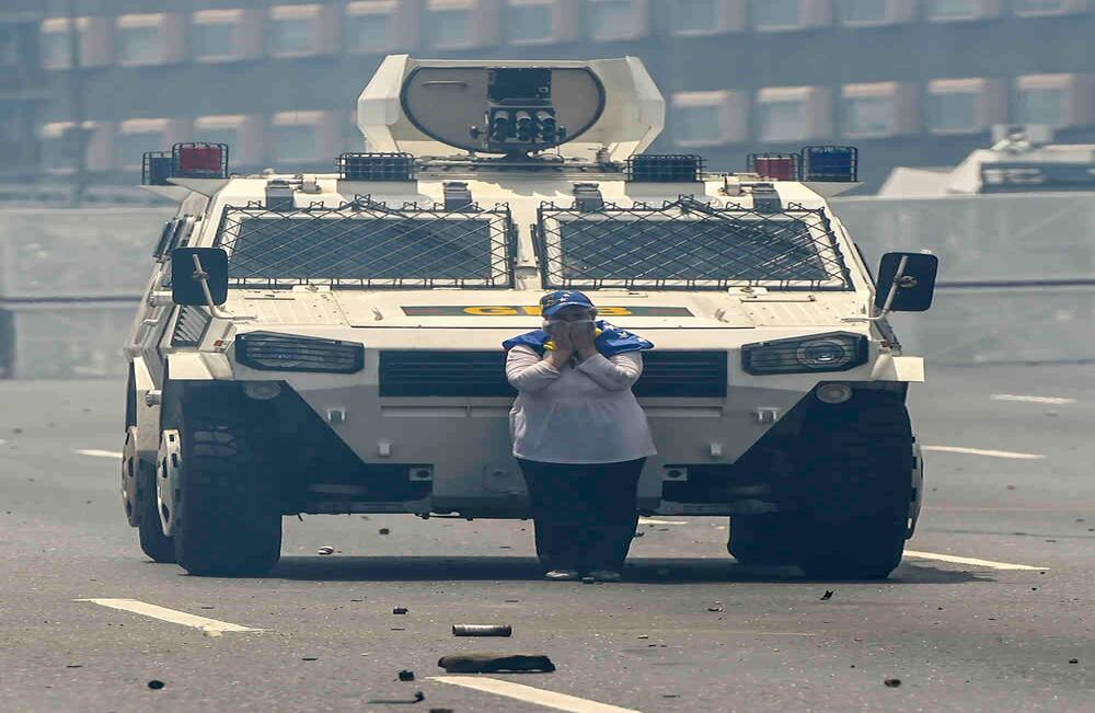 Envuelta con una bandera venezolana, María José Castro bloqueó el 19 de abril la pesada embestida de un blindado que dispersaba a los manifestantes en la principal autopista de Caracas. Dos cápsulas lacrimógenas fueron lanzadas contra la mujer de 54 años. Sin embargo, ella se mantuvo inmóvil, protegiéndose de los gases con un pañuelo. Finalmente, dos militares se la llevaron en una moto y posteriormente la liberaron. 