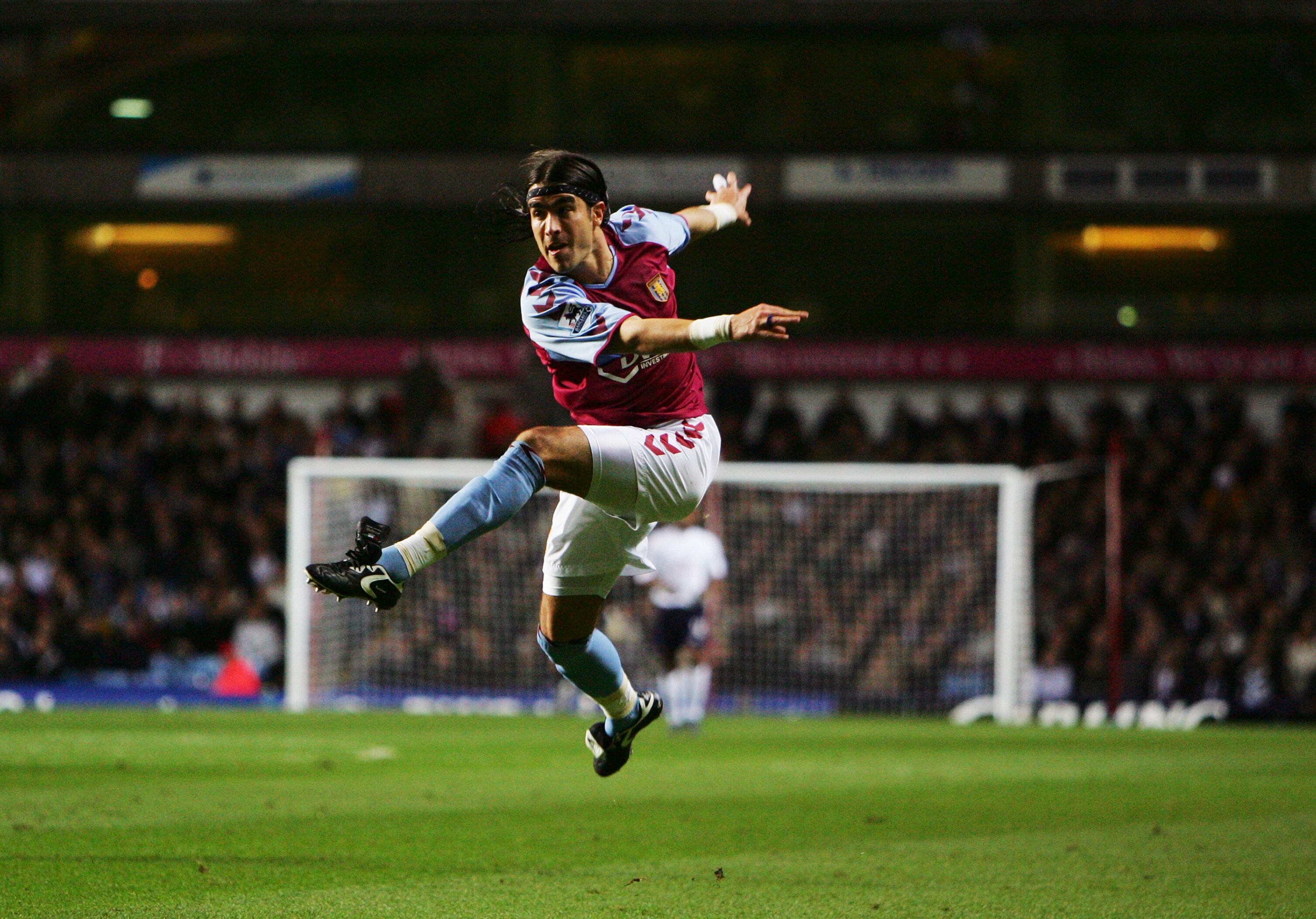 Juan Pablo Ángel con Aston Villa en 2004.