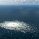 Se puede observar una gran perturbación en el mar frente a la costa de la isla danesa de Bornholm el martes 27 de septiembre de 2022 luego de una serie de fugas inusuales en dos tuberías de gas natural que van desde Rusia bajo el Mar Báltico a Alemania, lo que generó preocupaciones sobre posibles sabotaje. La primera ministra danesa, Mette Frederiksen, dice que "no puede descartar" un sabotaje después de que se detectaron tres fugas en Nord Stream 1 y 2.