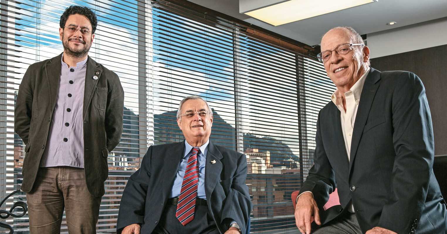 Enrique Santos (der), una de las personas clave dentro del proceso de paz con las antiguas Farc. En la imagen con el Iván Cepeda y Henry Acosta, quienes también jugaron un papel trascendental en esas negociaciones.