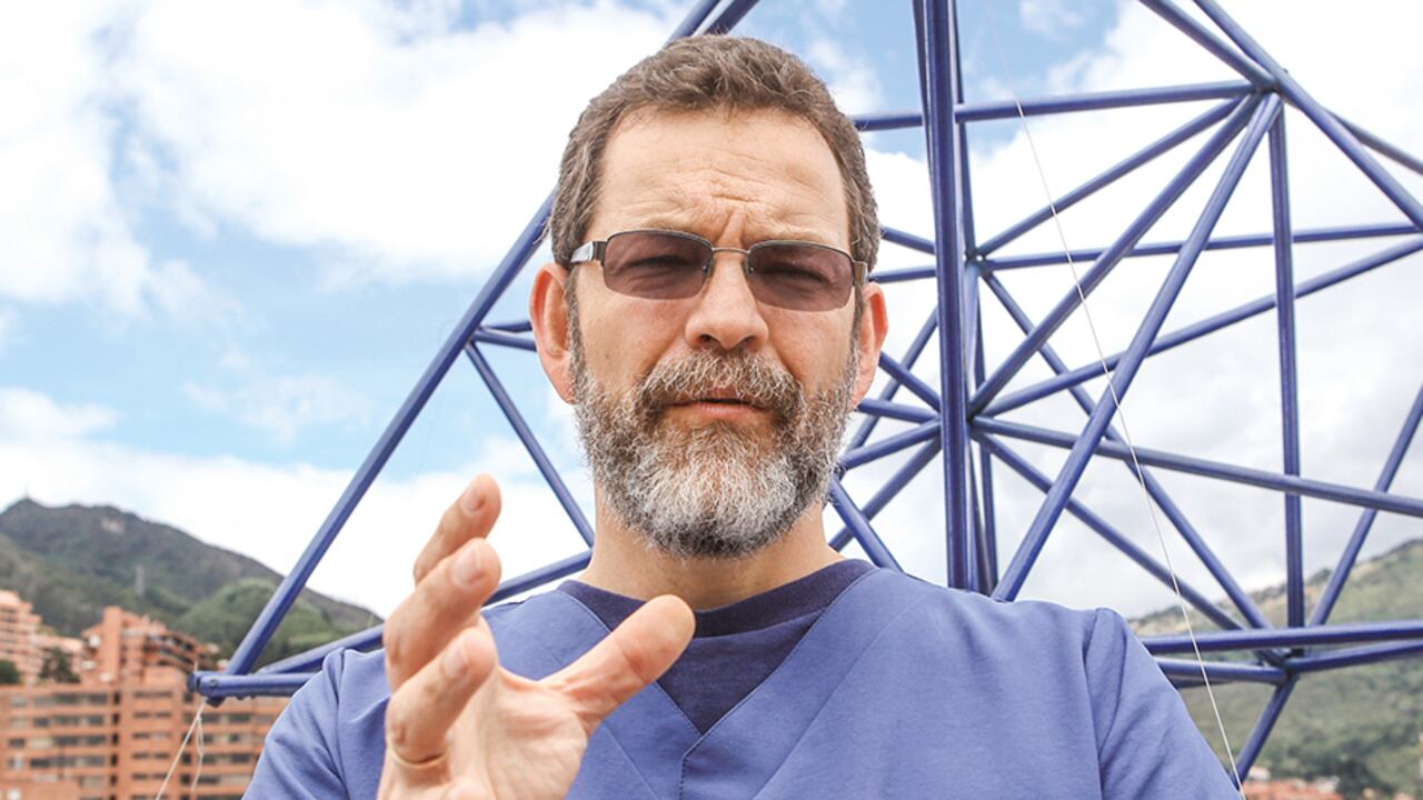 El reputado médico Santiago Rojas es reconocido por sus métodos alternativos para generar bienestar.