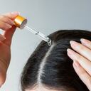 El cabello necesita hidratación para recuperar su brillo.