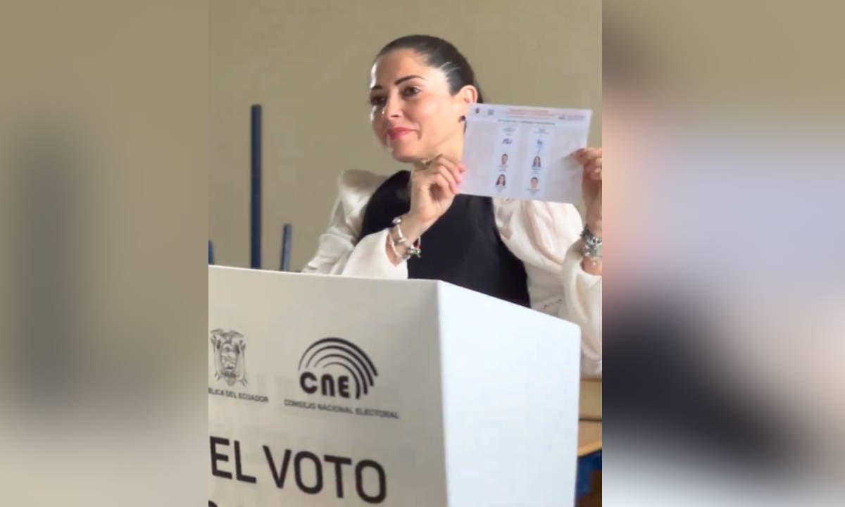 La candidata correista acudió a votar en zona de provincia, e invitó a los ecuatorianos a acudir a las urnas 'con memoria'.