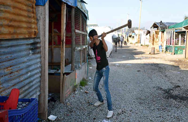 Los refugiados que estaban al norte de Francia fueron desalojados para evitar el hacinamiento que estaban provocando en esa zona del país.