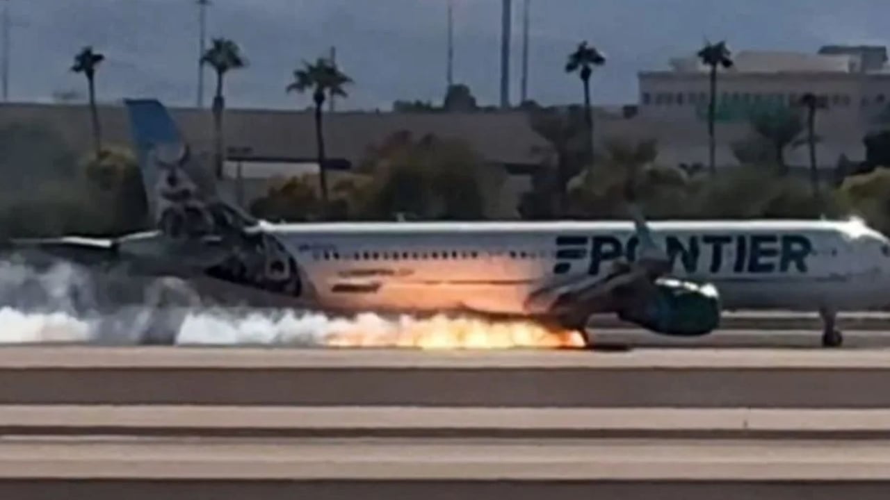 Vista del operativo de emergencia en el Aeropuerto Internacional de Denver tras el incidente que obligó a evacuar un vuelo de Frontier Airlines durante la maniobra de despegue.