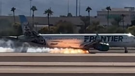 Vista del operativo de emergencia en el Aeropuerto Internacional de Denver tras el incidente que obligó a evacuar un vuelo de Frontier Airlines durante la maniobra de despegue.