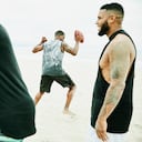 La testosterona es la hormona encargada del desarrollo de los músculos.