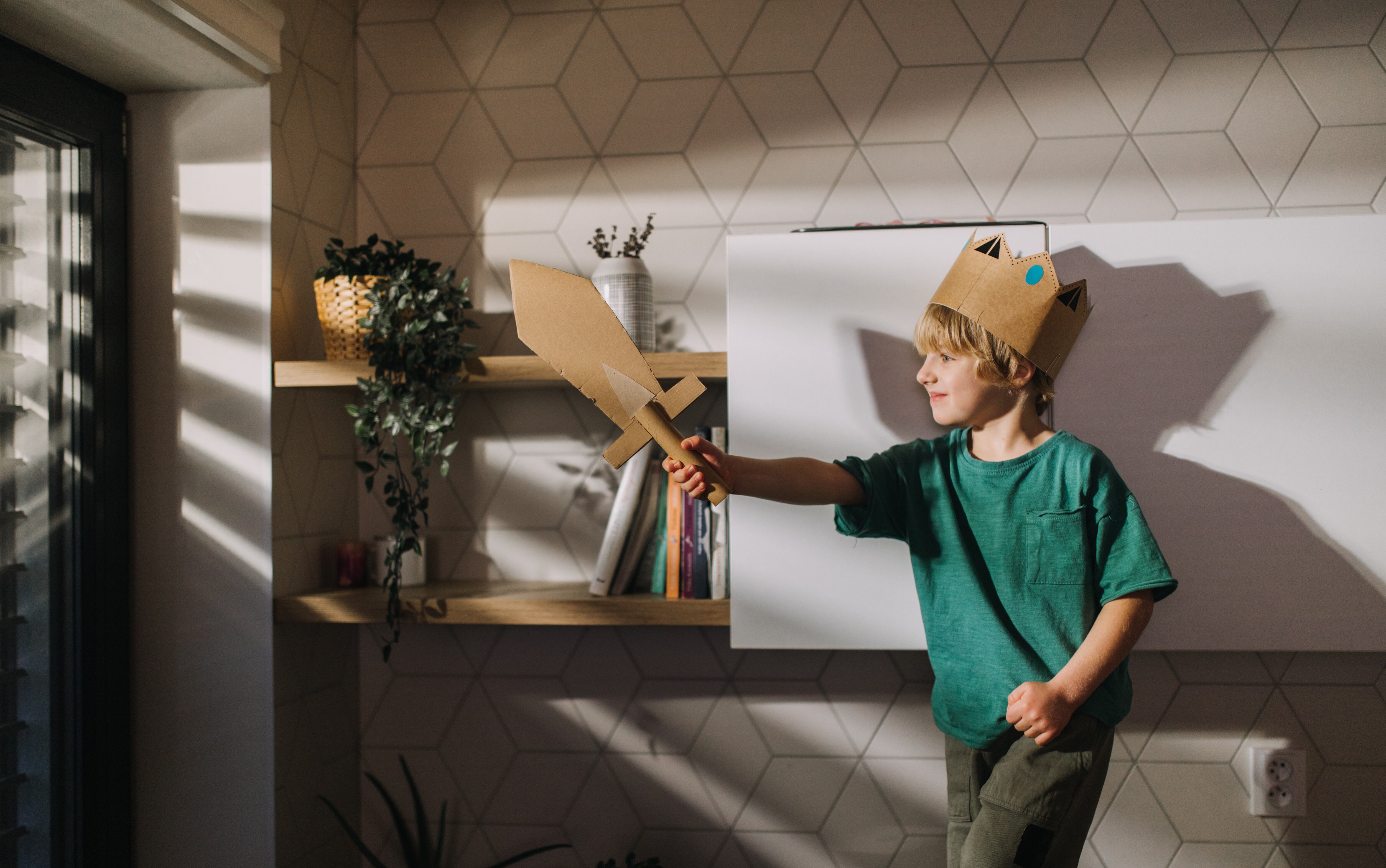 Los libros en cuestión, como Prince & Knight, Uncle Bobby’s Wedding y Born Ready, fueron incorporados al currículo de artes del lenguaje en 2022 para reflejar la diversidad familiar y promover la inclusión.