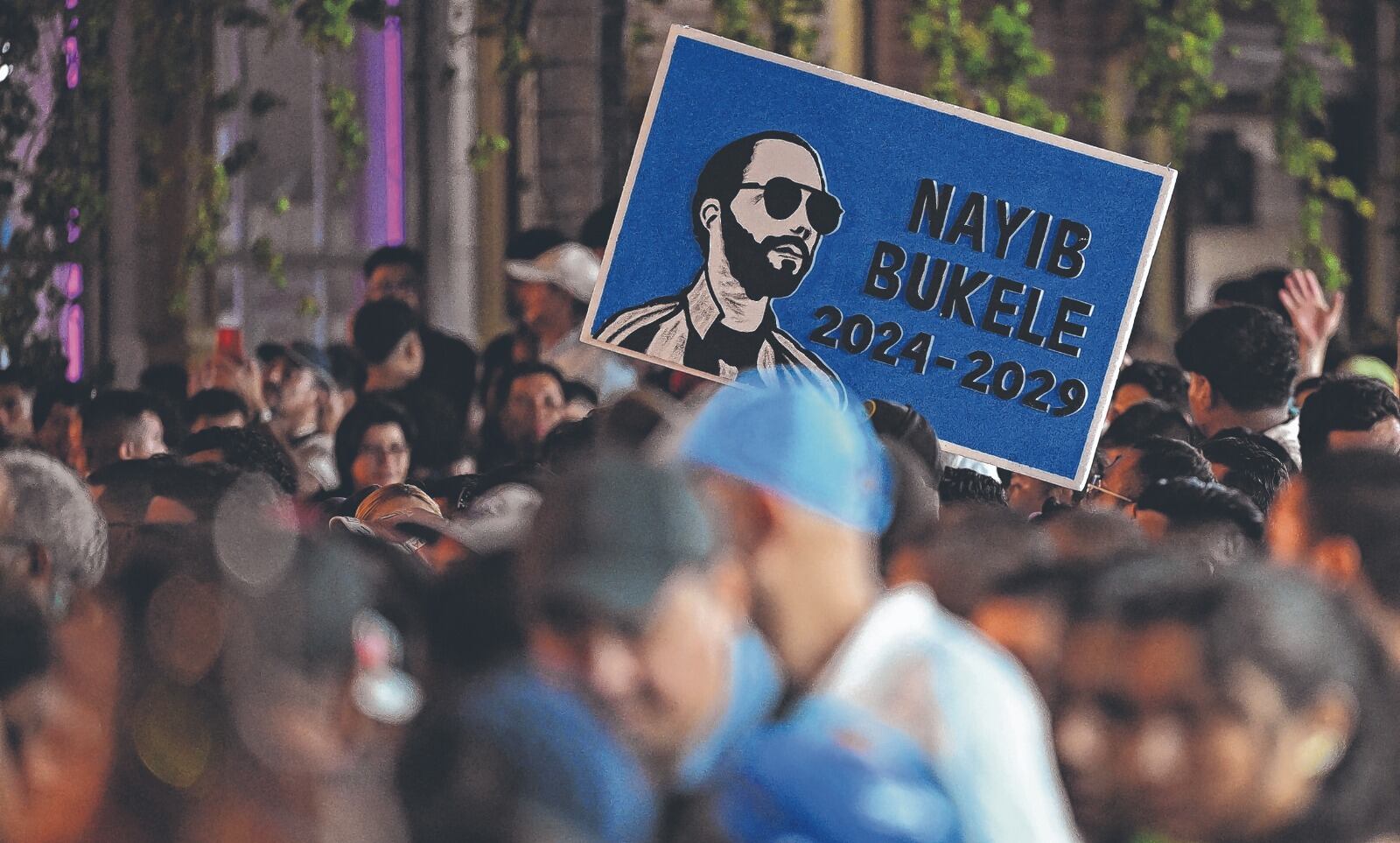 El presidente Nayib Bukele goza de popularidad en El Salvador por reducir a mínimos la violencia criminal con su “guerra”, que se ampara en un régimen de excepción que permite detenciones sin orden judicial. Grupos de Derechos Humanos afirman que hay miles de inocentes tras las rejas.
fotos: AFP / El País