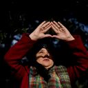 La brasileña Gilma Ribeiro mira al sol durante una pausa en su visita al parque temático espiritual Pueblo Encanto en Capilla del Monte, Argentina, el 19 de julio de 2023. En la patria del papa Francisco, Argentina, algunos católicos han renunciado a la fe y se han sumado a las crecientes filas de los no afiliados religiosamente. Conocidos como “nones” —que puede traducirse como “ninguna”, por “ninguna religión”— se identifican como ateos, agnósticos, espirituales pero no religiosos o, simplemente, nada en particular. (AP Foto/Natacha Pisarenko)