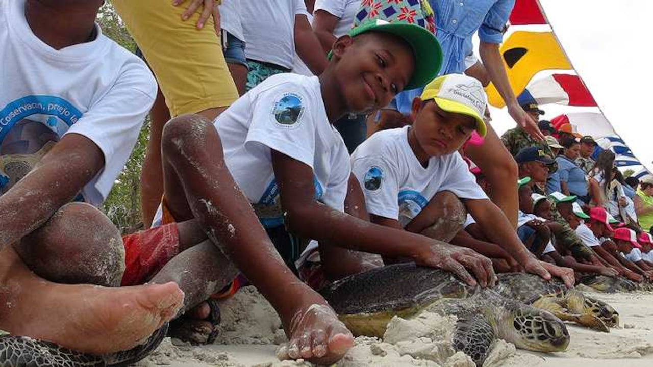 Niños promotores de conservación de las tortugas marinas.