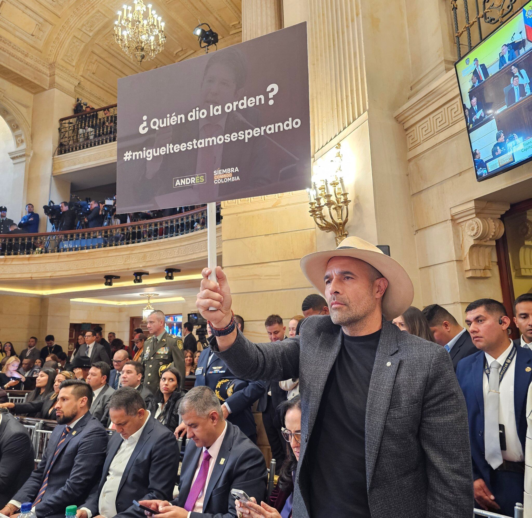 La pancarta del precandidato Andrés Guerra durante la instalación del Congreso de la República, el 20 de julio de 2025