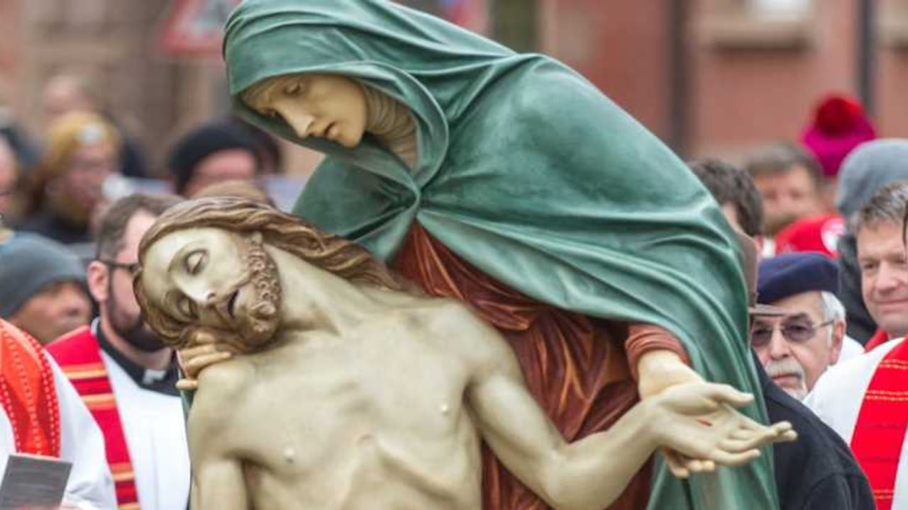 En los siglos II y III hubo intentos de dilucidar qué evangelios deberían leerse como escrituras. Los cuatro evangelios del Nuevo Testamento: Mateo, Marcos, Lucas y Juan, ya se utilizaban como escrituras en servicios eclesiásticos en Roma y quizás también en otros lugares.