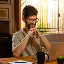 Hombre riendo durante la videoconferencia. Concepto de oficina en casa.