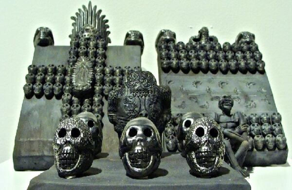 De una familia de alfareros, Carlomagno tiene a la muerte como tema recurrente, “en sus inicios como un relato ahora lo hace de manera más conceptual, donde los elementos son meros pretextos para manifestar ideas”. 