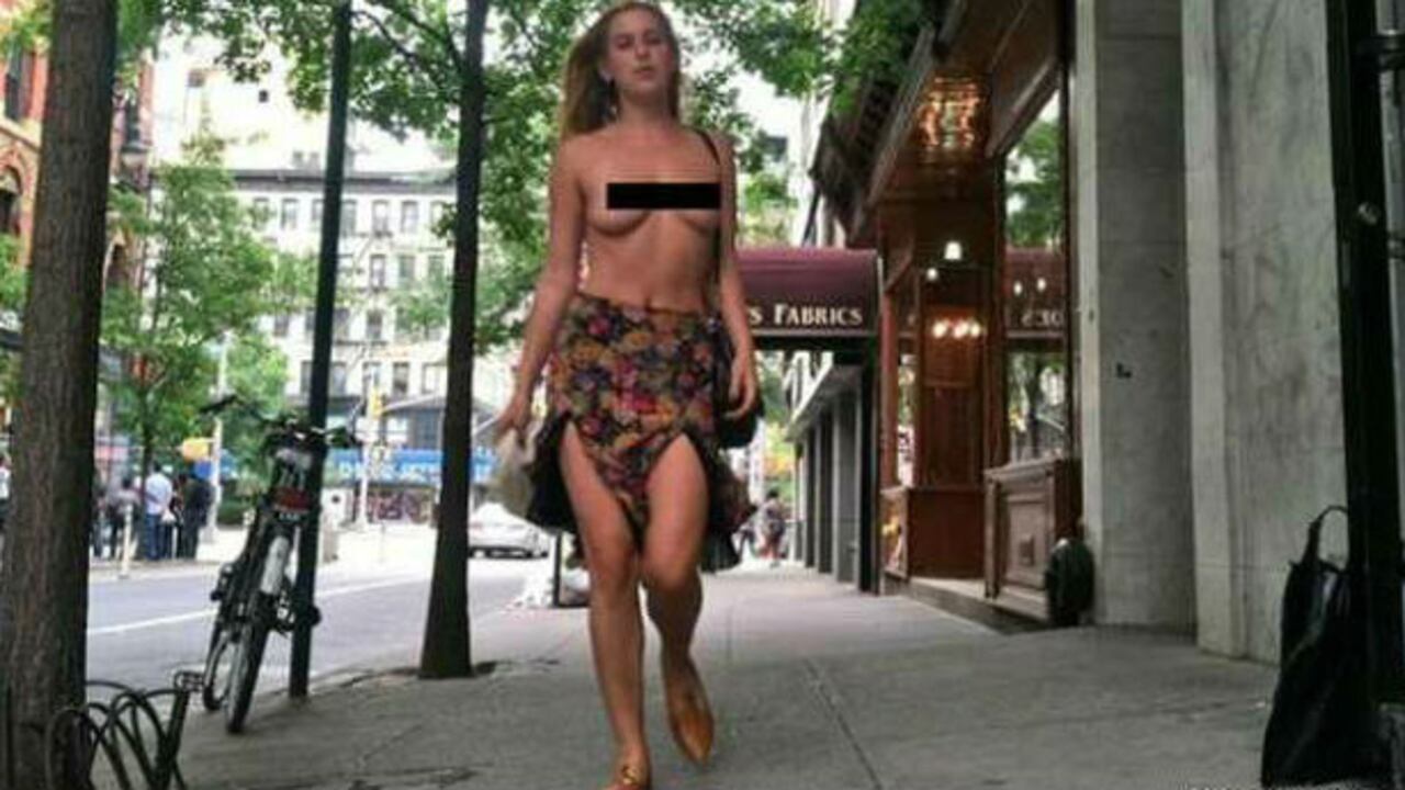 Scout Willis, hija de los actores Bruce Wilis y Demi Moore, salió en 'topless' por las calles de Nueva York para protestar por lo que consideró "censura" en Instagram.