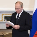 El presidente ruso Vladimir Putin lee un documento mientras espera a su homólogo bielorruso Alexander Lukashenko para un encuentro en San Petersburgo, Rusia, el sábado 25 de junio de 2022. Foto: AP/ Maxim Blinov, Sputnik, Kremlin.
