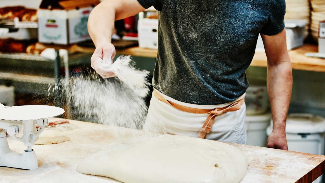 En 2024, la media salarial para panaderos en Colombia refleja la variabilidad del mercado laboral, dependiendo en gran medida de factores como la ubicación y la experiencia laboral.