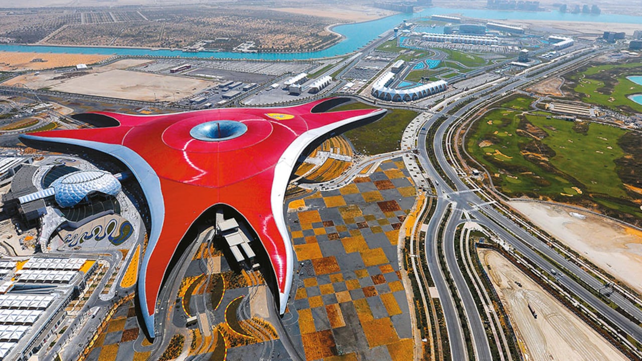 El Ferrari World, adyacente al circuito de Fórmula 1 de Abu Dabi, es un parque temático que bate récords, no solo es el más grande de los parques cubiertos sino que tiene la montaña rusa más rápida del mundo