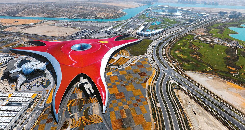 El Ferrari World, adyacente al circuito de Fórmula 1 de Abu Dabi, es un parque temático que bate récords, no solo es el más grande de los parques cubiertos sino que tiene la montaña rusa más rápida del mundo