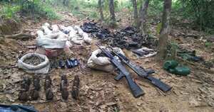En las caletas se encontraron 18 fusiles Ak-47 con cinco proveedores.