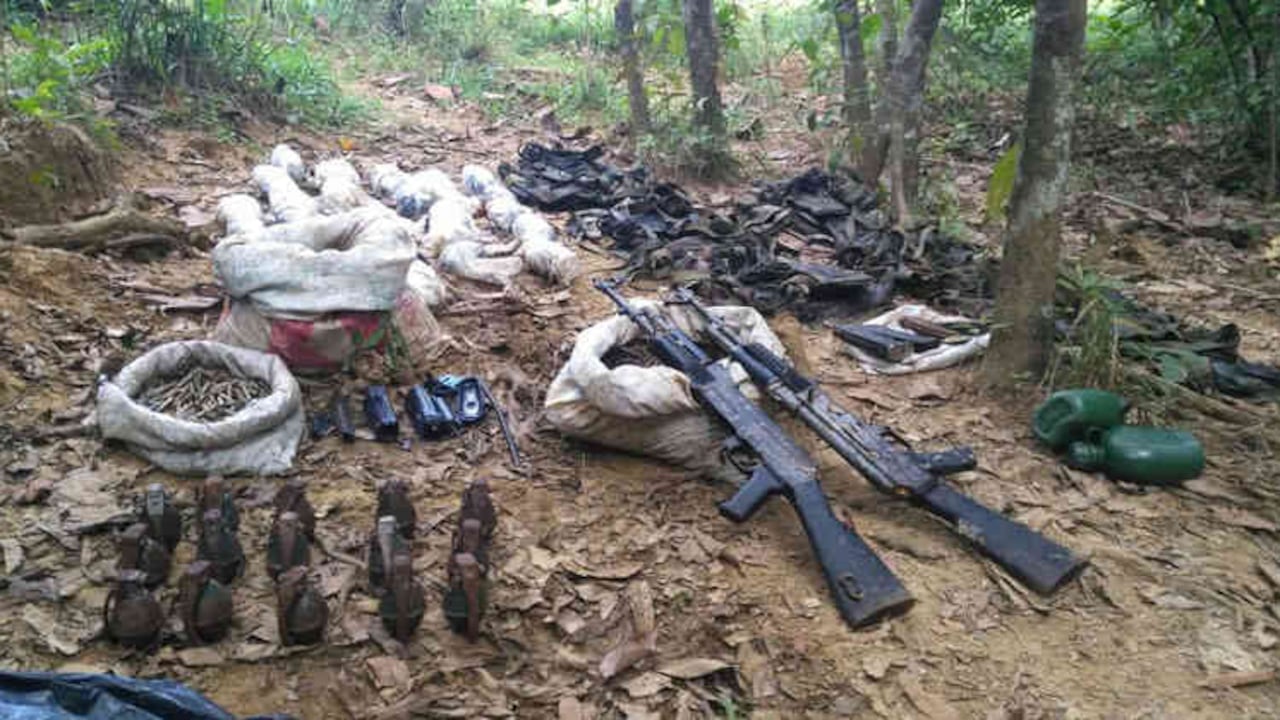 En las caletas se encontraron 18 fusiles Ak-47 con cinco proveedores.