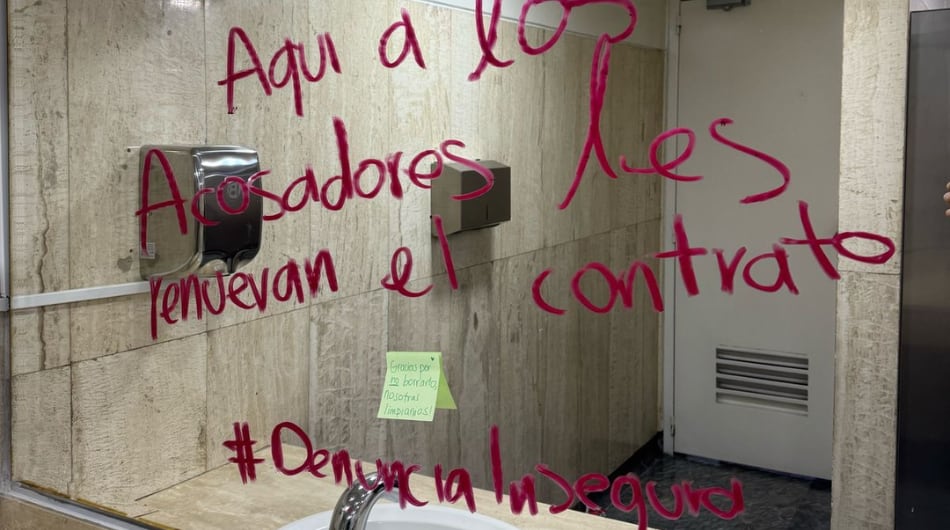 Mensaje encontrado en un baño del Congreso este 2 de abril.