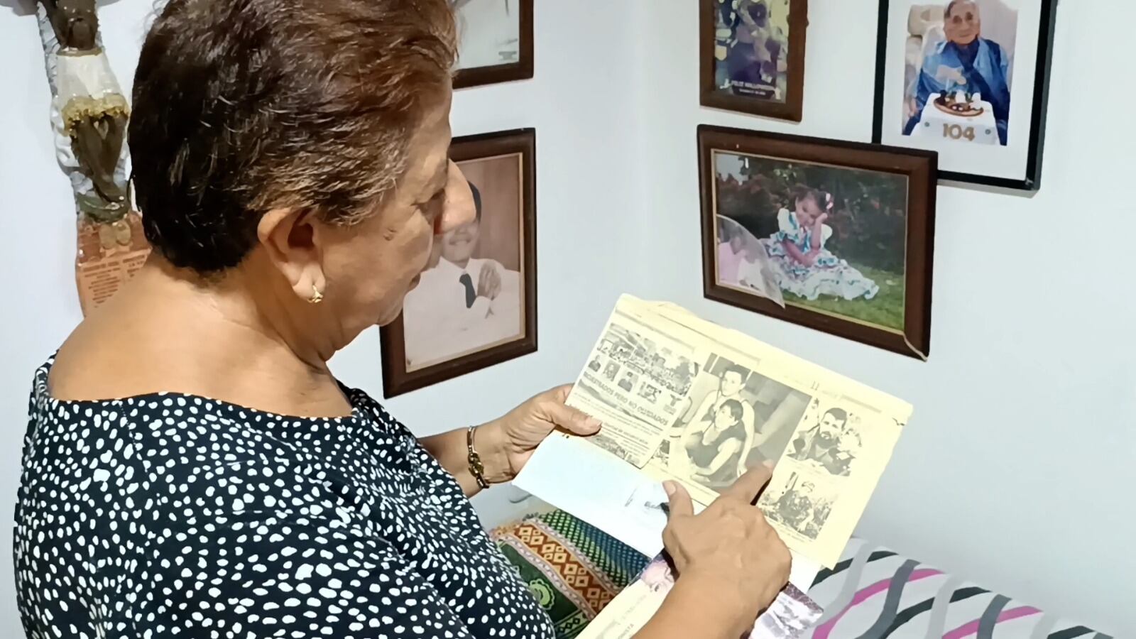 María Eudice, muestra los recortes de prensa de la época cuando desaparecieron sus hijos.