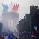 Francia BIENVENUE! Varios jets de la armada francesa dibujan los colores de su bandera nacional, mientras sobrevuelan la avenida Champs Elysee y el Arco del Triunfo. Así fue la bienvenida a los jugadores de la selección francesa de fútbol después de que ganaran la Copa del Mundo Rusia 2018. CHARLY TRIBALLEAU / AFP