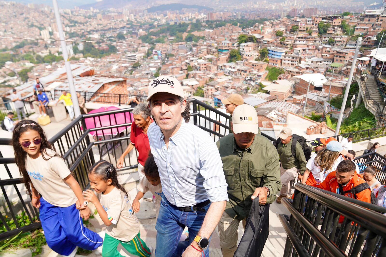 Federico Gutiérrez, alcalde de Medellín, criticó a comerciantes que venden productos con la imagen de Pablo Escobar