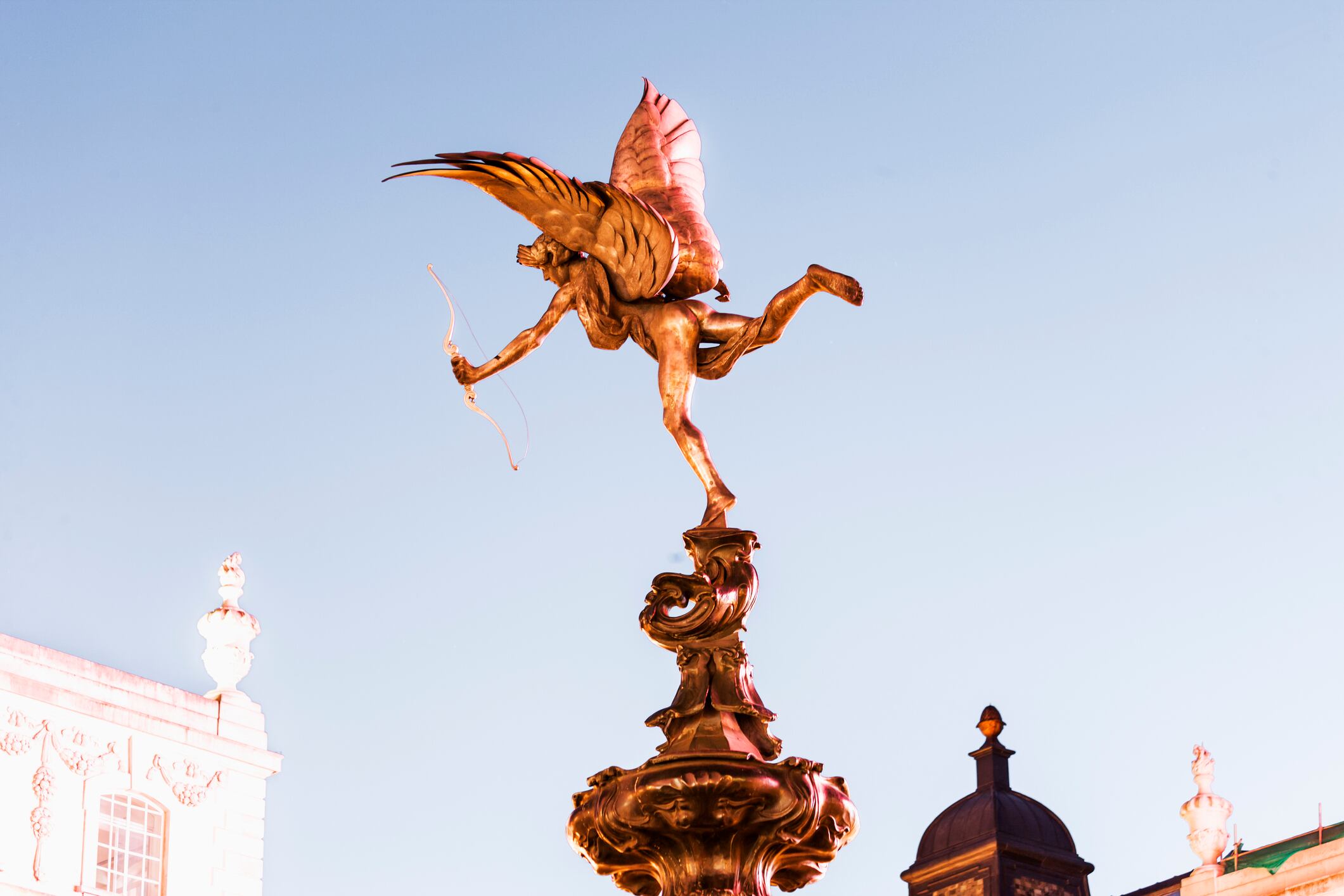La fuente conmemorativa de Shaftesbury está ubicada en el lado sureste de Piccadilly Circus en Londres, fue erigida en 1892–1893 para conmemorar las obras filantrópicas de Lord Shaftesbury (un famoso político y filántropo victoriano). El monumento está coronado por la estatua desnuda alada de Alfred Gilbert, la estatua de Anteros, conocida popularmente como Eros o, a veces, El ángel de la caridad cristiana. Fue la primera escultura del mundo fundida en aluminio y está colocada sobre una fuente de bronce.