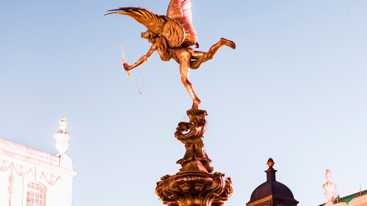 La fuente conmemorativa de Shaftesbury está ubicada en el lado sureste de Piccadilly Circus en Londres, fue erigida en 1892–1893 para conmemorar las obras filantrópicas de Lord Shaftesbury (un famoso político y filántropo victoriano). El monumento está coronado por la estatua desnuda alada de Alfred Gilbert, la estatua de Anteros, conocida popularmente como Eros o, a veces, El ángel de la caridad cristiana. Fue la primera escultura del mundo fundida en aluminio y está colocada sobre una fuente de bronce.