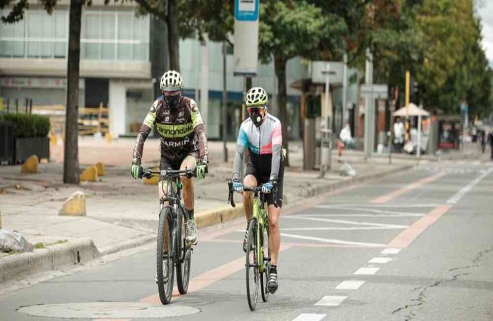 Las bicicletas se tomaron la carrera séptima. Foto Karen Salamanca SEMANA