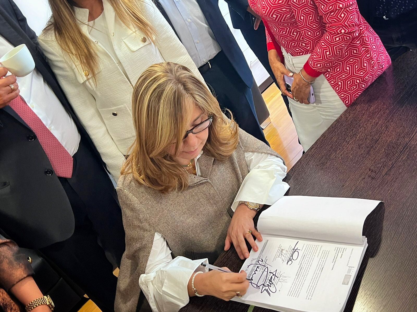 Norma Hurtado firmando la ponencia para tumbar la reforma a la salud del Gobierno.