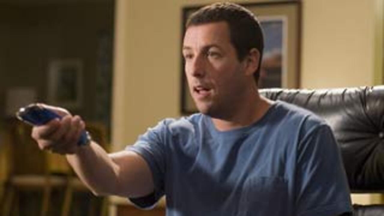 El arquitecto Michael Newman (Sandler) consigue, en la peor de sus crisis, un misterioso control remoto que le permite manejar la realidad.