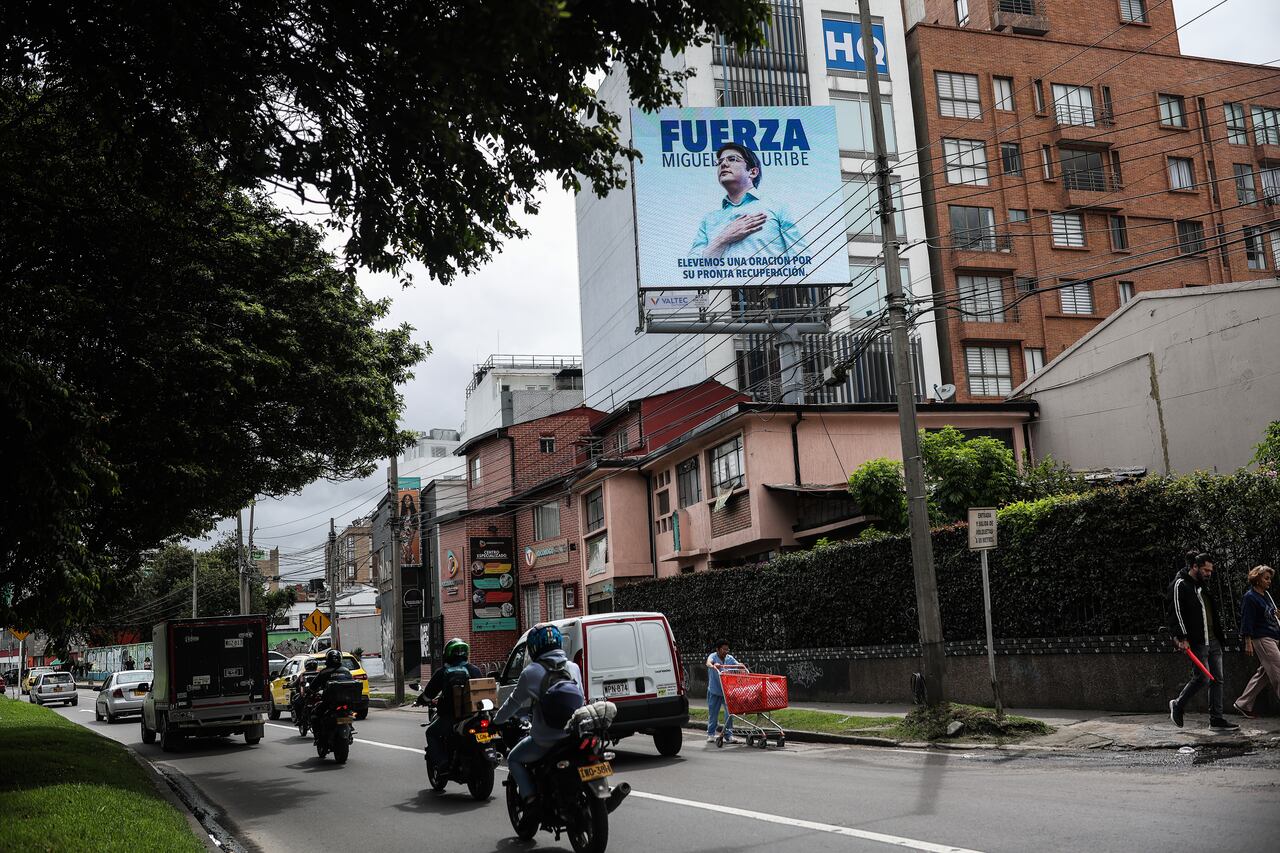 Valla cerca de la Fundación Santa fe, en apoyo a Miguel Uribe Turbay