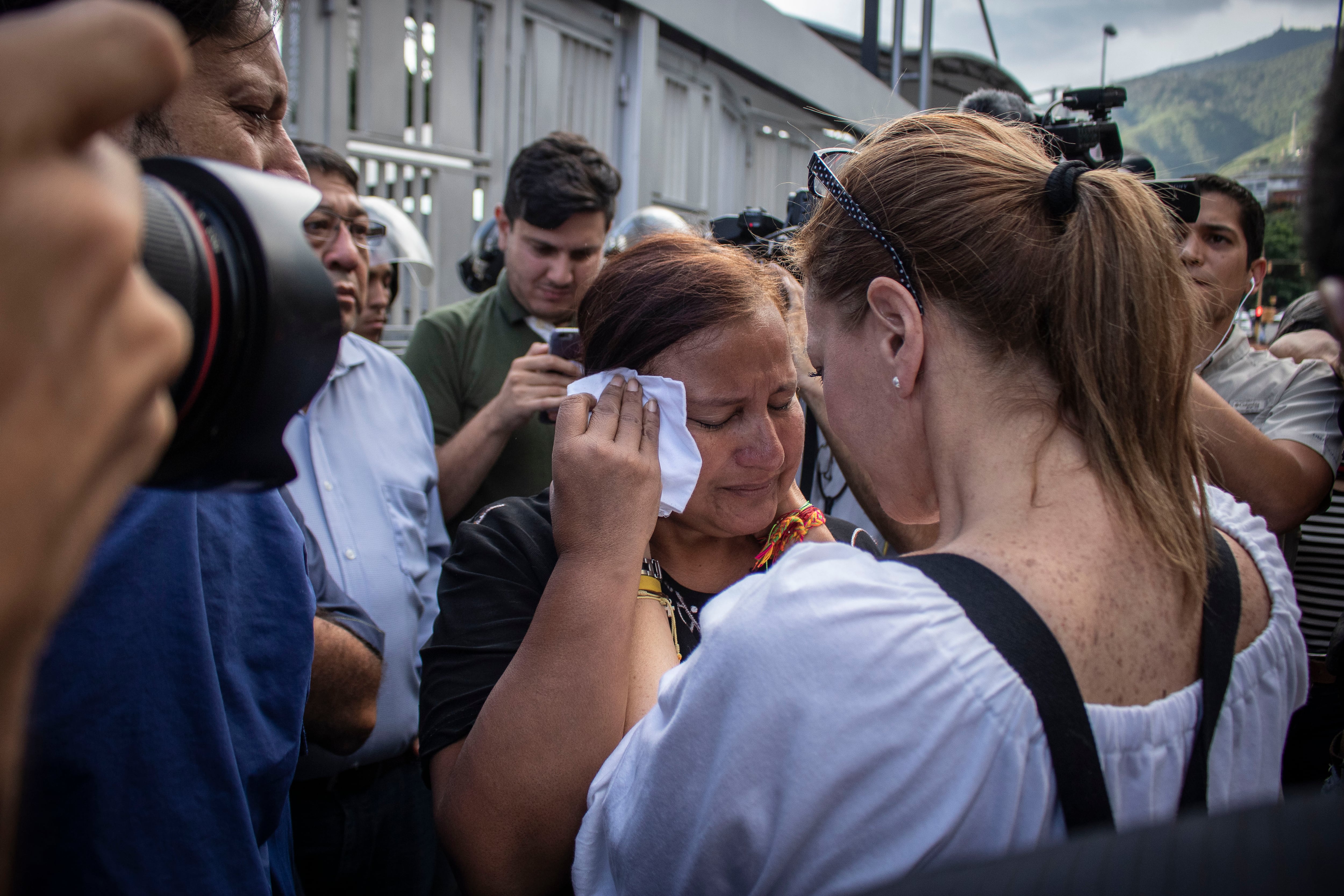 La diputada Dinorah Figuera llora frente a la prisión secreta Sebin, tras la muerte de un concejal de la oposición en circunstancias poco claras dentro del recinto. Según el gobierno, el concejal se arrojó por una ventana del décimo piso, pero su partido cree que fue asesinado