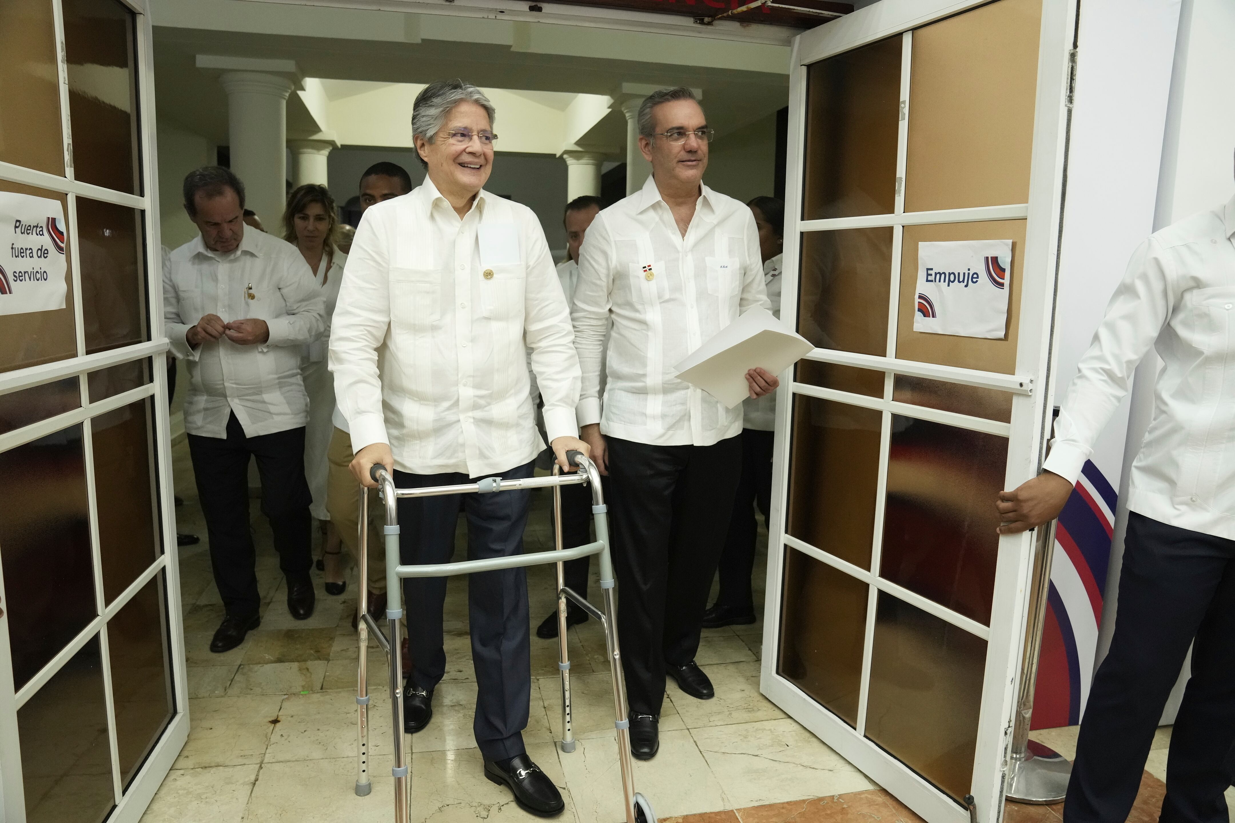 El presidente de Ecuador, Guillermo Lasso, a la izquierda, y el presidente de República Dominicana, Luis Abinader, llegan a una conferencia de prensa al final de la sesión de la 28ª Cumbre Iberoamericana, en Santo Domingo