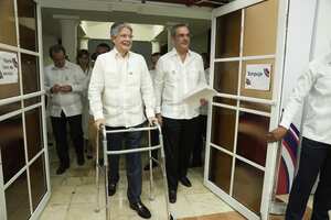El presidente de Ecuador, Guillermo Lasso, a la izquierda, y el presidente de República Dominicana, Luis Abinader, llegan a una conferencia de prensa al final de la sesión de la 28ª Cumbre Iberoamericana, en Santo Domingo