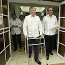 El presidente de Ecuador, Guillermo Lasso, a la izquierda, y el presidente de República Dominicana, Luis Abinader, llegan a una conferencia de prensa al final de la sesión de la 28ª Cumbre Iberoamericana, en Santo Domingo